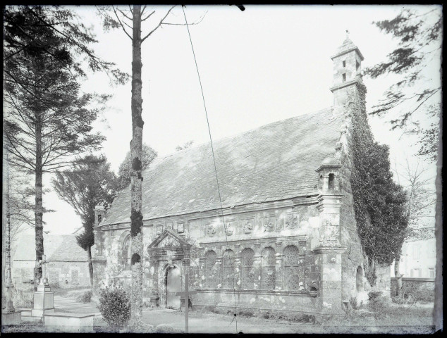 Ossuaire dans le cimetière de Ploudiry (Finistère).