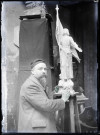 Artiste travaillant à la sculpture de la statue de Jeanne d'Arc dans les ateliers Charles Desvergnes.