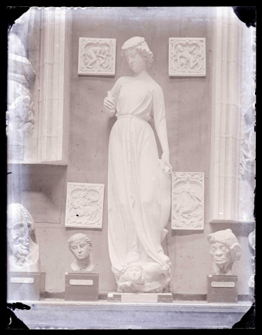 Moulage d'une figure de la façade occidentale de la cathédrale de Strasbourg (Bas-Rhin), exposé au musée du Trocadéro de Paris (Seine).