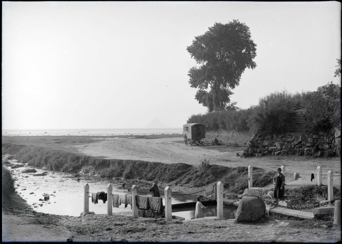 Gitans et leur roulotte sur le rivage et femmes au lavoir.