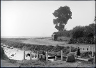 Gitans et leur roulotte sur le rivage et femmes au lavoir.
