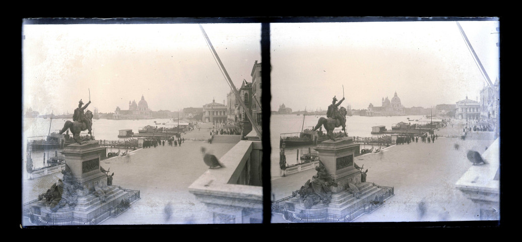 Statue équestre de Victor Emmanuel II située à l'extrémité sud du grand canal de Venise (Italie) avec au loin la basilique Santa-Maria della Salute.