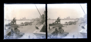 Statue équestre de Victor Emmanuel II située à l'extrémité sud du grand canal de Venise (Italie) avec au loin la basilique Santa-Maria della Salute.