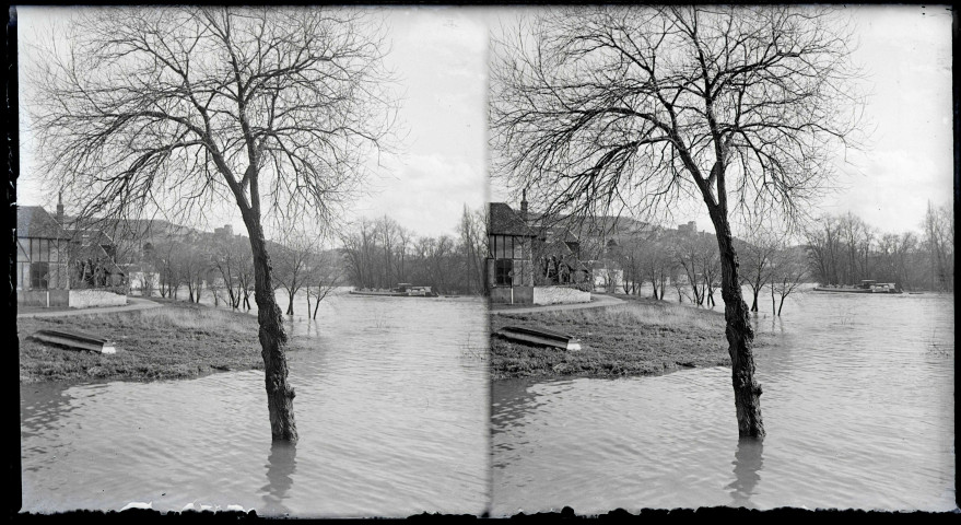 Péniche sur la Seine dans les environs de Andelys (Eure).