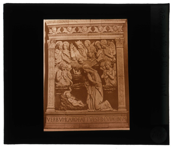 Couvent de la Verna à Chiusi della Verna (Italie), bas-relief peint représentant la Nativité.