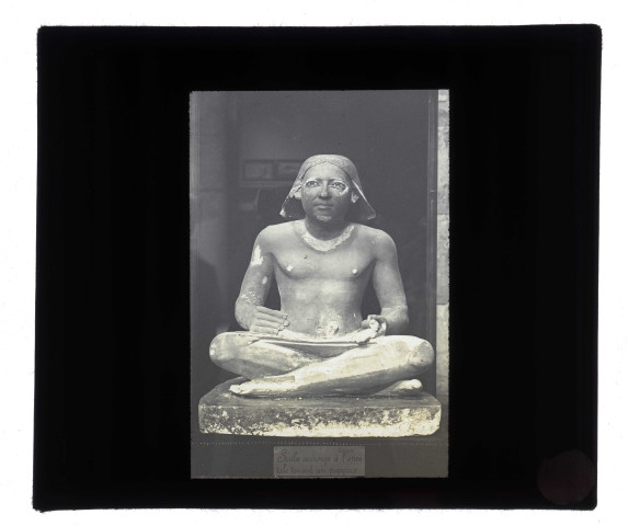 Salle et collections d'un musée égyptien (scribe accroupi à l'oriental tenant un papyrus).