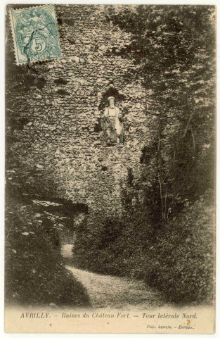 Avrilly. Ruines du Château Fort-Tour latérale Nord.