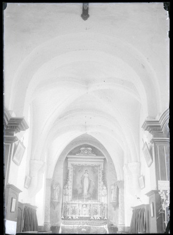 Intérieur de l'église de Manneville-la-Raoult (Eure).