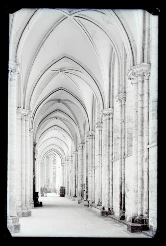 Déambulatoire de la cathédrale Saint-Pierre de Beauvais (Oise).