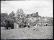 Jeunes enfants dans les champs près du presbytère de Rosay-sur-Lieure (Eure).