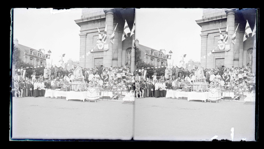 Procession de la Vierge au Monument de Jeanne d'Arc et à la basilique Notre-Dame de Bonsecours (Seine-Maritime).