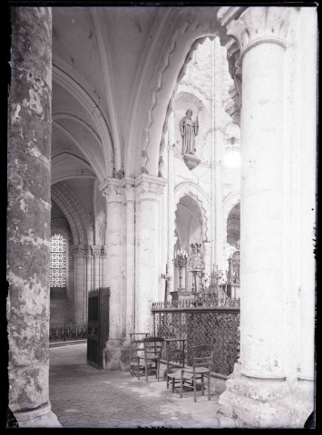Déambulatoire de l'église abbatiale de Saint-Germer-de-Fly (Oise).