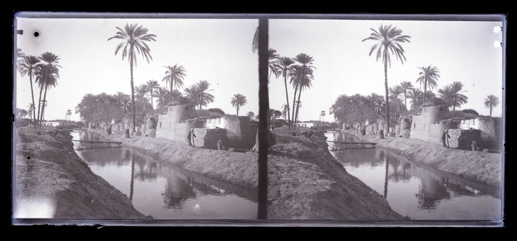 Canaux d'irrigation au pied d'habitations traditionnelles égyptiennes.