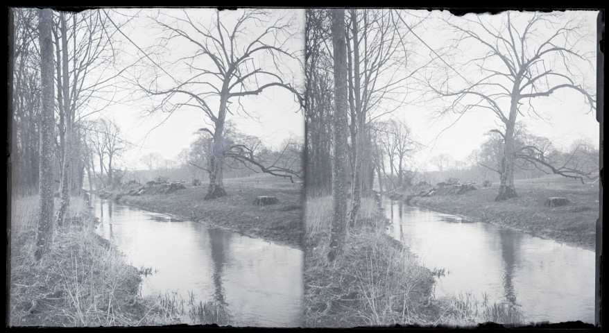 Rivière traversant la campagne normande.