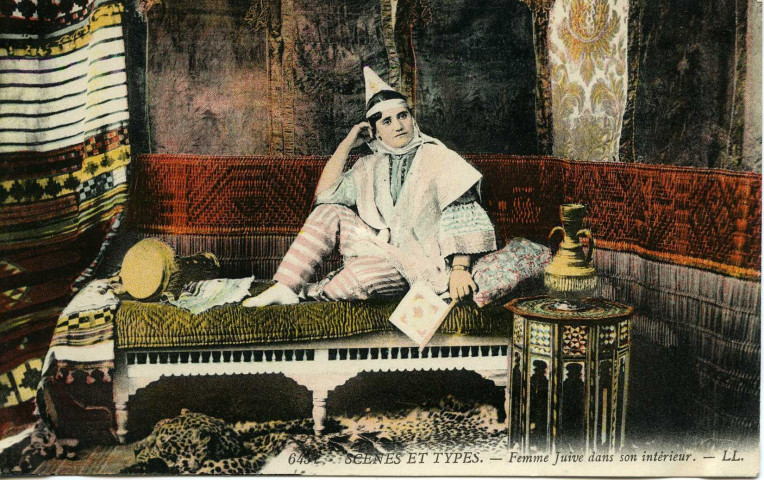 Femme Juive dans son intérieur