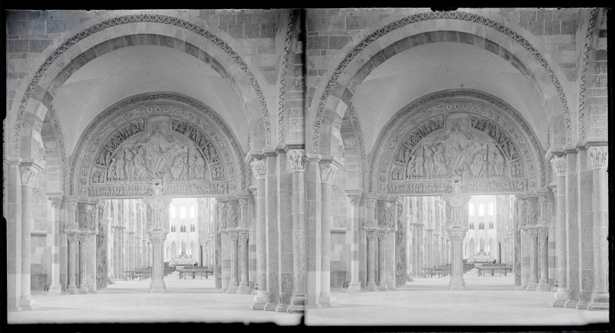 Portail central du narthex représentant la Pentecôte de l'église la Madeleine de Vézelay (Yonne).