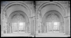 Portail central du narthex représentant la Pentecôte de l'église la Madeleine de Vézelay (Yonne).