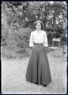 Jeune femme dans un jardin, probablement de Lourdes (Hautes-Pyrénées).