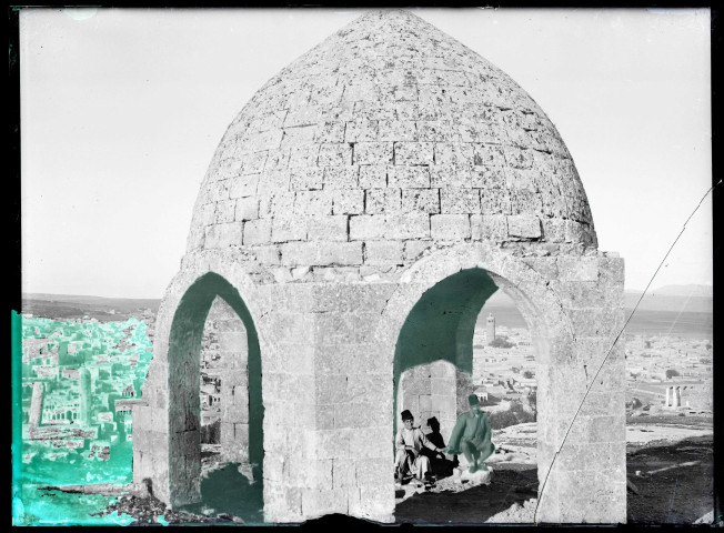 Ville d'Ourfa (Turquie) vue d'un des mausolées du cimetière turc (notice PA).