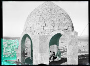 Ville d'Ourfa (Turquie) vue d'un des mausolées du cimetière turc (notice PA).