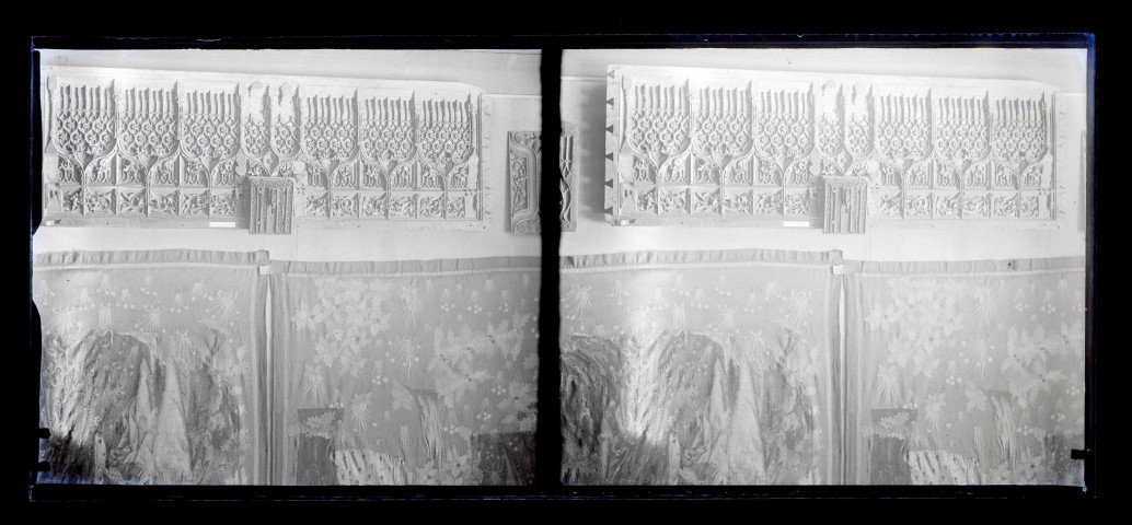Moulages d'un tympan, de statues et de bas-reliefs d'église, exposés au musée du Trocadéro de Paris (Seine).