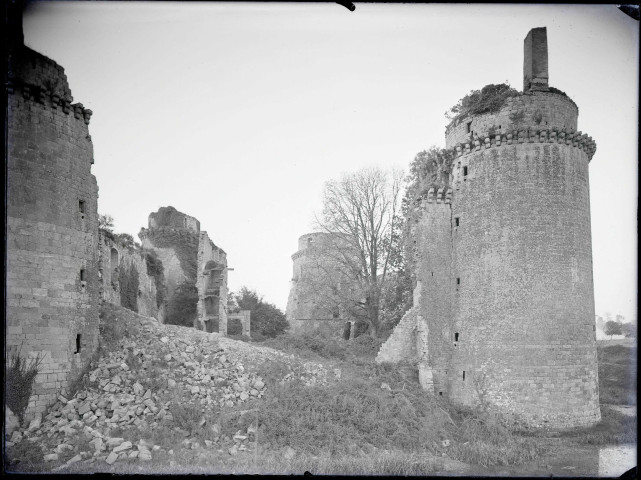 Ruines du château de la Hunaudaye (Pléven, Côtes-d'Armor)