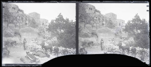 Occidentaux et leurs guides au repos au pied de fortifications.