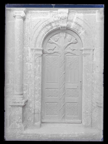 Porte d'ossuaire breton ornementée.