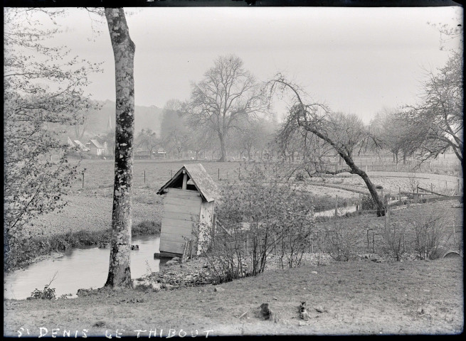 Cabanon au bord de la rivière traversant la campagne de Saint-Denis-le-Thibout (Seine-Maritime).