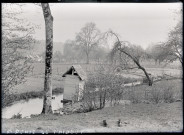 Cabanon au bord de la rivière traversant la campagne de Saint-Denis-le-Thibout (Seine-Maritime).
