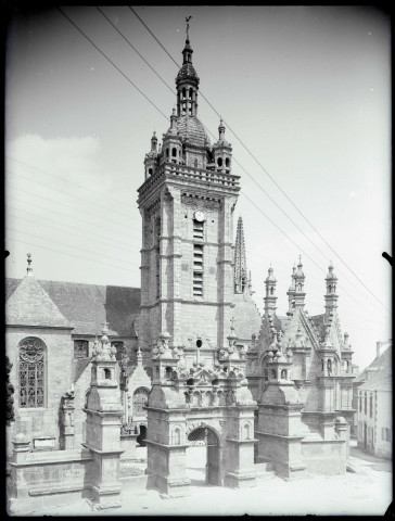 Ossuaire, calvaire et arc triomphal de l'église de Saint-Thégonnec (Finistère).
