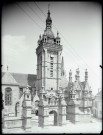 Ossuaire, calvaire et arc triomphal de l'église de Saint-Thégonnec (Finistère).