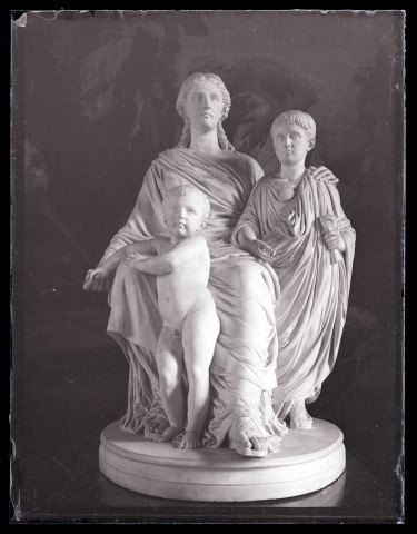 Groupe statuaire représentant une femme grecque et ses enfants exposé dans un musée parisien.