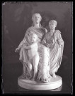 Groupe statuaire représentant une femme grecque et ses enfants exposé dans un musée parisien.