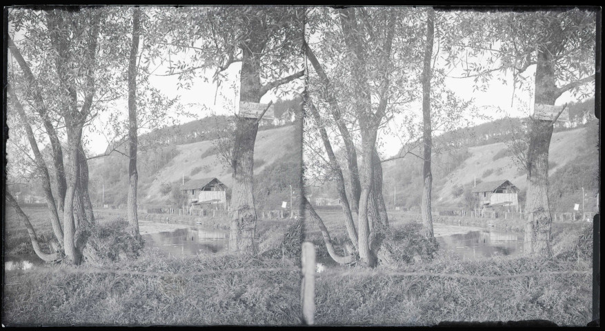 Grange au bord d'un étang dans la campagne normande. Idem 9242.