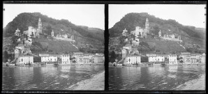 Village sur les coteaux d'une montagne, probablement en Italie.