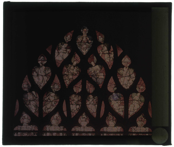 Cathédrale Notre-Dame d'Évreux (Eure), chapelle Saint-Aquilin, vitrail décor anges sur fond rouge.