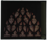 Cathédrale Notre-Dame d'Évreux (Eure), chapelle Saint-Aquilin, vitrail décor anges sur fond rouge.