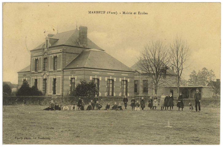 Marbeuf. Mairie et Ecoles.