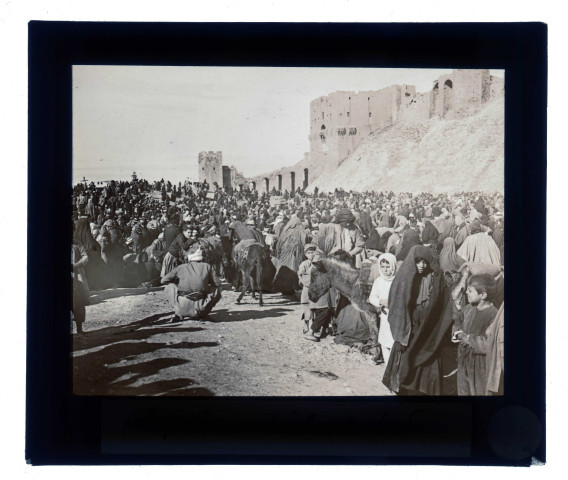 Scène de marché le vendredi à Alep (Syrie).