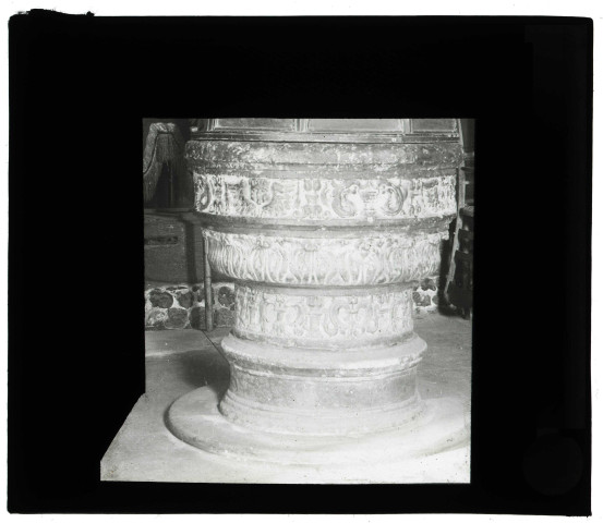 Église de Drucourt (Eure), fonts baptismaux.
