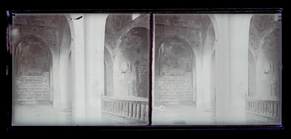 Intérieur d'édifice à arcades, probablement une ancienne église.