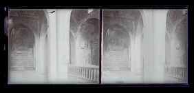 Intérieur d'édifice à arcades, probablement une ancienne église.