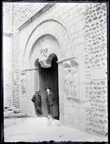 Porte ornementée de statues.