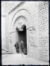 Porte ornementée de statues.