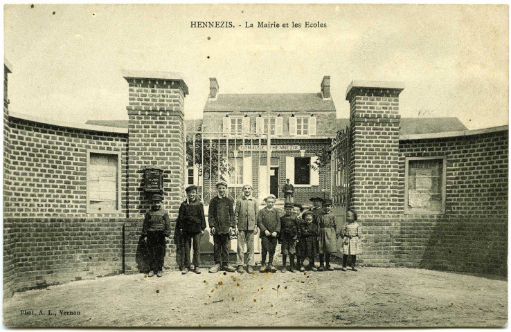 Hennezis. La Mairie et les Ecoles.