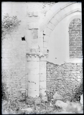 Colonnes et chapiteaux d'édifice de l'église en ruines de Villerets, à Écouis (Eure).