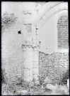 Colonnes et chapiteaux d'édifice de l'église en ruines de Villerets, à Écouis (Eure).