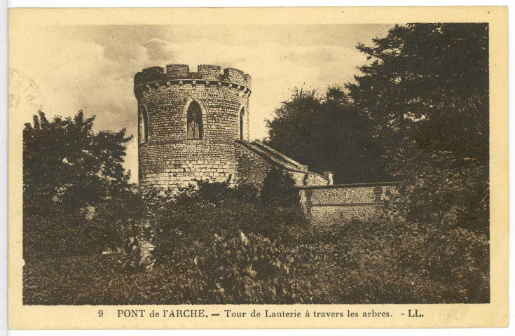 Pont-de-l'Arche. Tour de Lanterie à travers les arbres.
