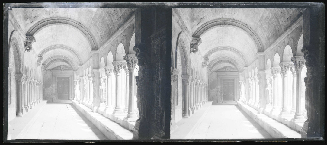 Galerie du cloître de l'abbaye de Montmajour à Arles (Bouches-du-Rhône).